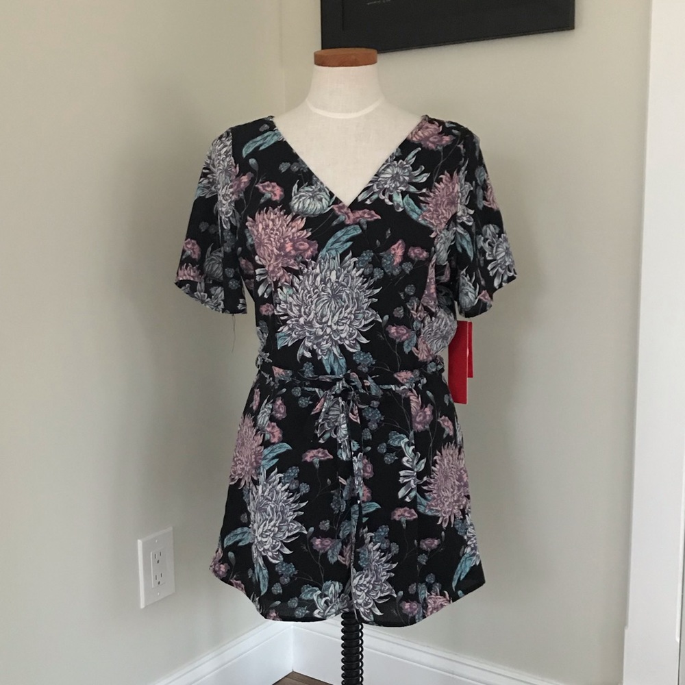 ✨3/$25✨ Hot Kiss Black Floral Romper